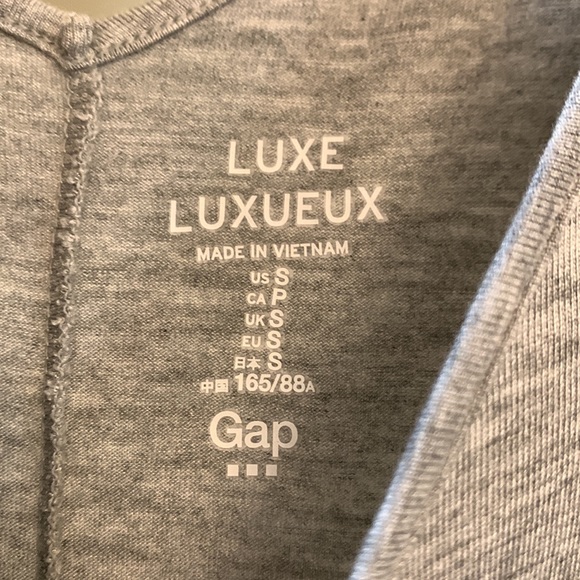 Gap Women's Luxe Gray Deep V-Neck Short Sleeve Shirt (Size S) - Picture 3 of 5